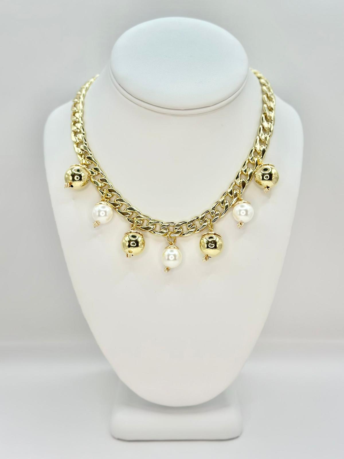 Magestic Pearl and Gold Necklace